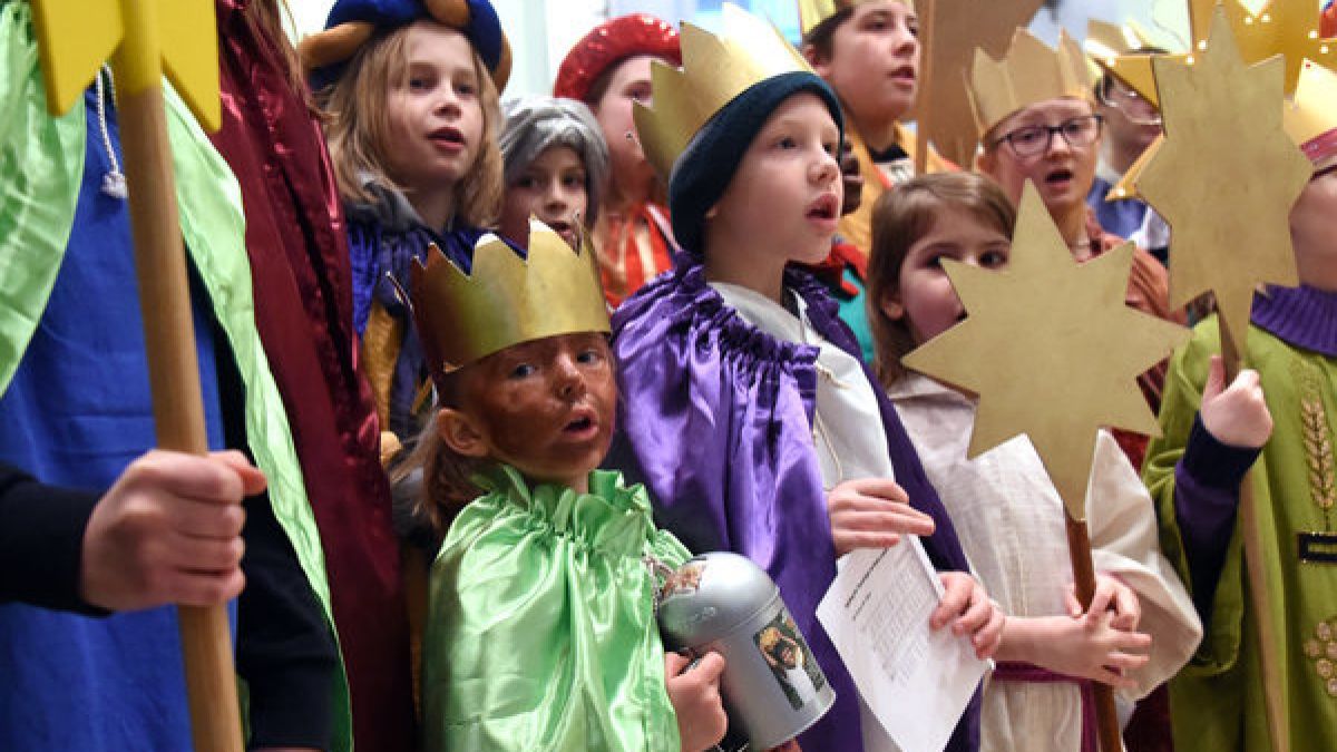 Beim Sternsingen am 6. Januar zum Dreikönigstag verkleiden sich Kinder eigentlich als die Heiligen Drei Könige und sammeln Geld für wohltätige Zwecke. (Foto)