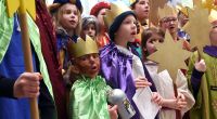 Beim Sternsingen am 6. Januar zum Dreikönigstag verkleiden sich Kinder eigentlich als die Heiligen Drei Könige und sammeln Geld für wohltätige Zwecke.