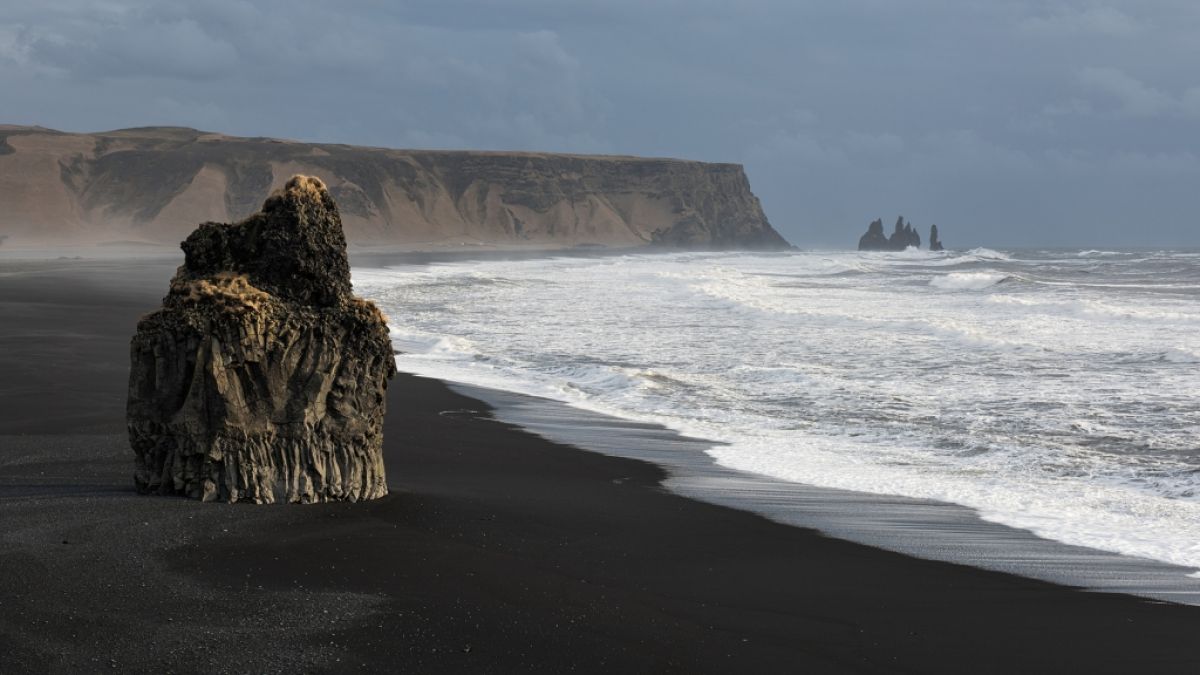 Aufgrund des schwarzen Vulkansandes ist das Kap Dyrhólaey sehr beliebt. (Foto)