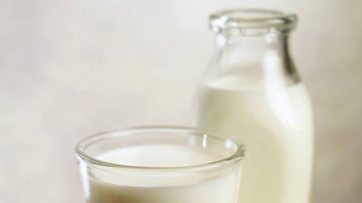 Das in der Milch vorhandene Kalzium regt die Fettverbrennung an und kann auf diese Weise zum Abnehmen beitragen. (Foto)