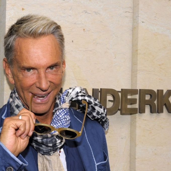 Heimliche Hochzeit! Diesen Mann hat der Modezar geheiratet Heimliche Hochzeit! Diesen Mann hat der Modezar geheiratet (Foto)