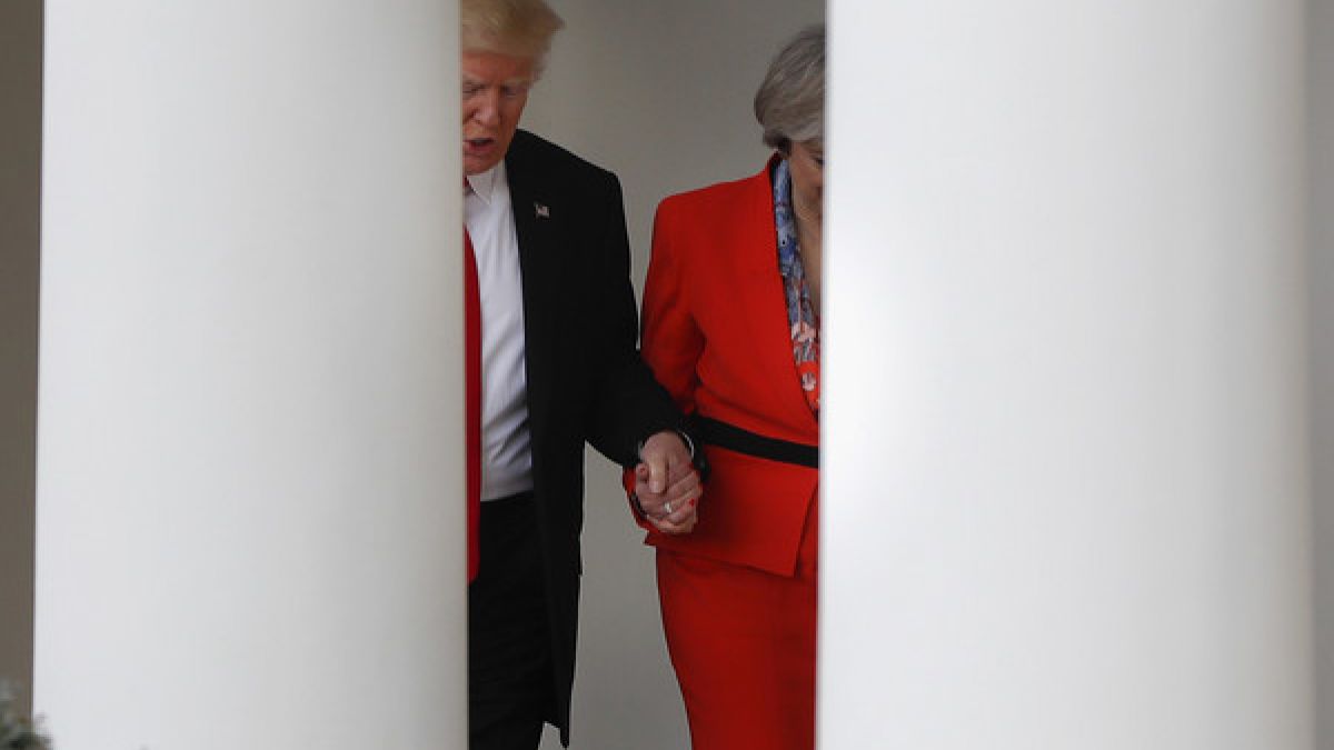 Donald Trump (links) und Großbritanniens Premierministerin Theresa May gehen Hand in Hand am 27. Januar den Säulengang am Weißen Haus in Washington entlang. (Foto)