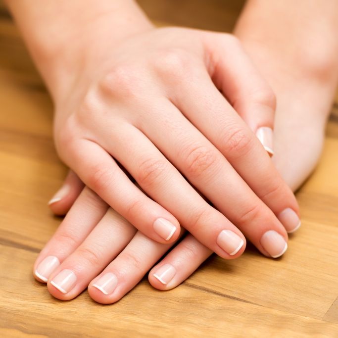 Bedeuten weiße Flecken auf Fingernägeln wirklich Kalziummangel?