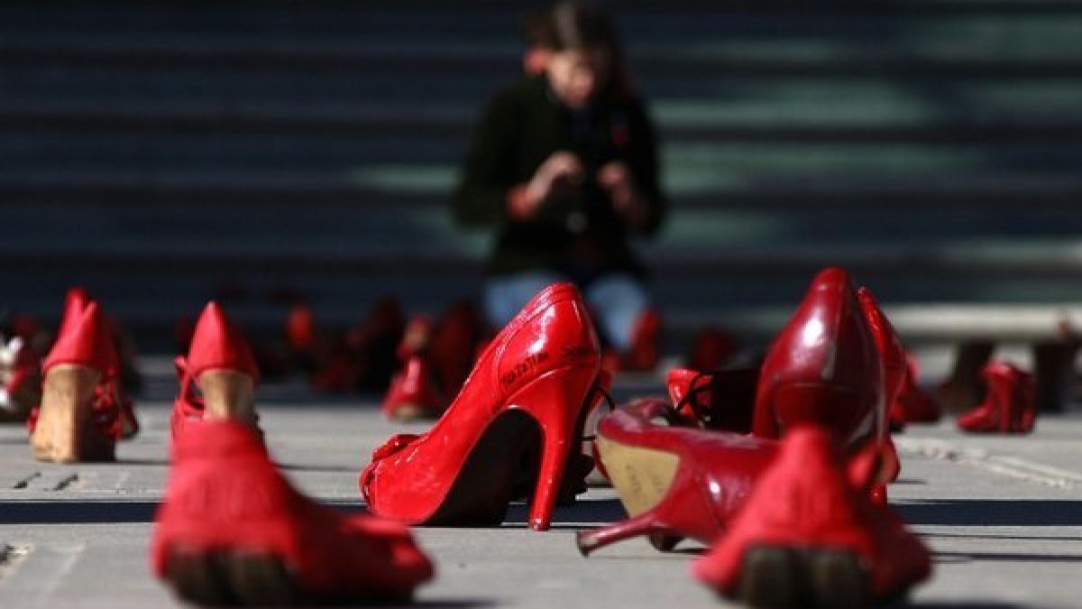 Rote Schuhe vor dem Büro der Staatsanwaltschaft in Ciudad Juarez. Die Aktion ist Teil eines Protests gegen die seit Jahren anhaltenden Frauenmorde in der nordmexikanischen Stadt. (Foto)