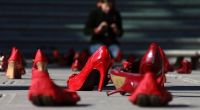 Rote Schuhe vor dem Büro der Staatsanwaltschaft in Ciudad Juarez. Die Aktion ist Teil eines Protests gegen die seit Jahren anhaltenden Frauenmorde in der nordmexikanischen Stadt.