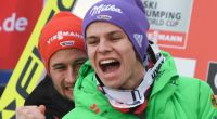 Andreas Wellinger freut sich gemeinsam mit Markus Eisenbichler über seinen zweiten Weltcup-Sieg.