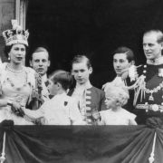 Queen Elizabeth II. mit der St. Edward's-Krone auf dem Haupt und den Kindern Prinz Charles, Prinzessin Anne und ihrem Gatten Prinz Philip, Herzog von Edinburgh kurz nach der Krönungszeremonie am 02.06.1953.    