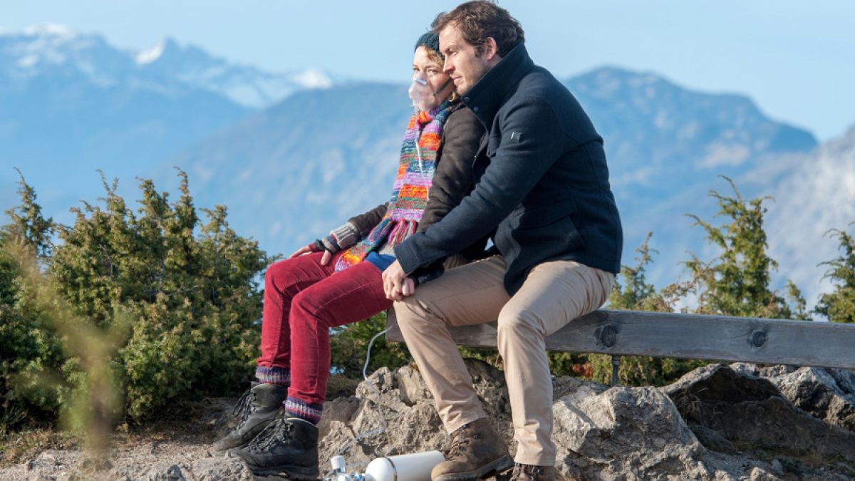 Pia (Angelina Häntsch, l.) und Jan (Stefan Murr) begeben sich bei "Der Bergdoktor" auf "Die letzte Reise". (Foto)