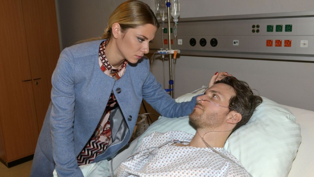 Sunny Richter (Valentina Pahde) sorgt sich um ihren Freund Felix Lehmann (Thaddäus Meilinger), der mit einer Rauchgasvergiftung ins Krankenhaus eingeliefert wurde. (Foto)