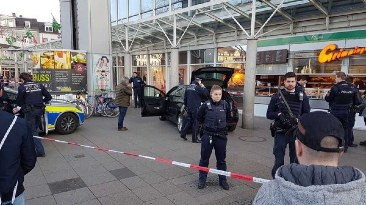 Am Samstagnachmittag hat ein Autofahrer in Heidelberg mehrere Fußgänger angefahren und ist dann mit einem Messer bewaffnet geflüchtet. (Foto)