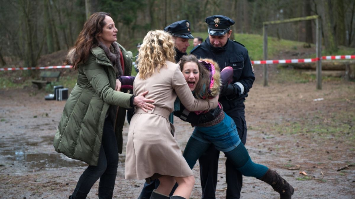 Jana (Natalia Wörner) und Britta (Brigitte Zeh) versuchen die schreiende Stefanie (Marie Leuenberger) am Tatort zu beruhigen. (Foto)