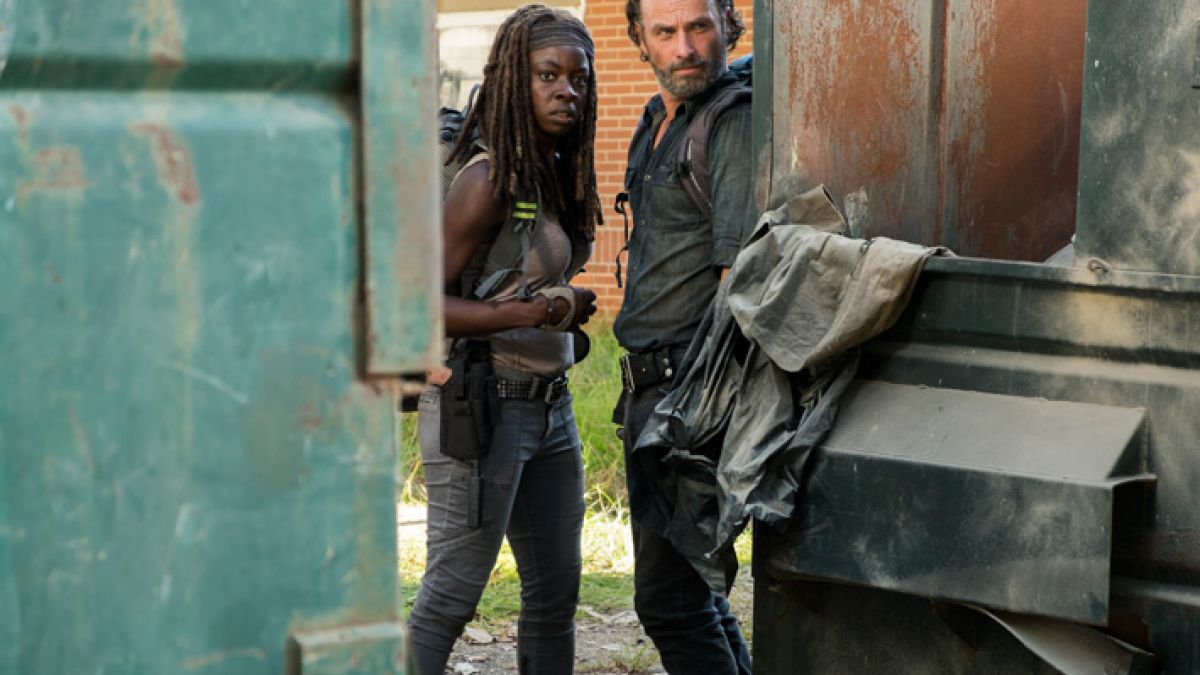 Rick und Michonne gehen auf Entdeckungstour und suchen Waffen. (Foto)