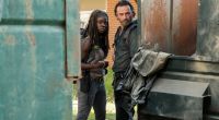 Rick und Michonne gehen auf Entdeckungstour und suchen Waffen.