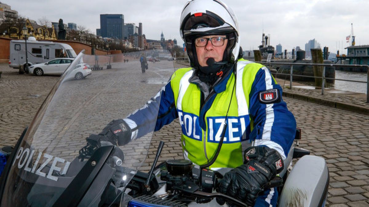Thorsten Käufer ist Motorrad-Polizist - und Statist beim "Großstadtrevier". Hier ist er in Hamburg am Fischmarkt auf seinem Motorrad. (Foto)