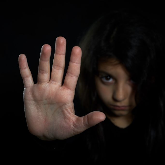 Pervers! Brutaler Reitlehrer vergewaltigt 10-Jährige