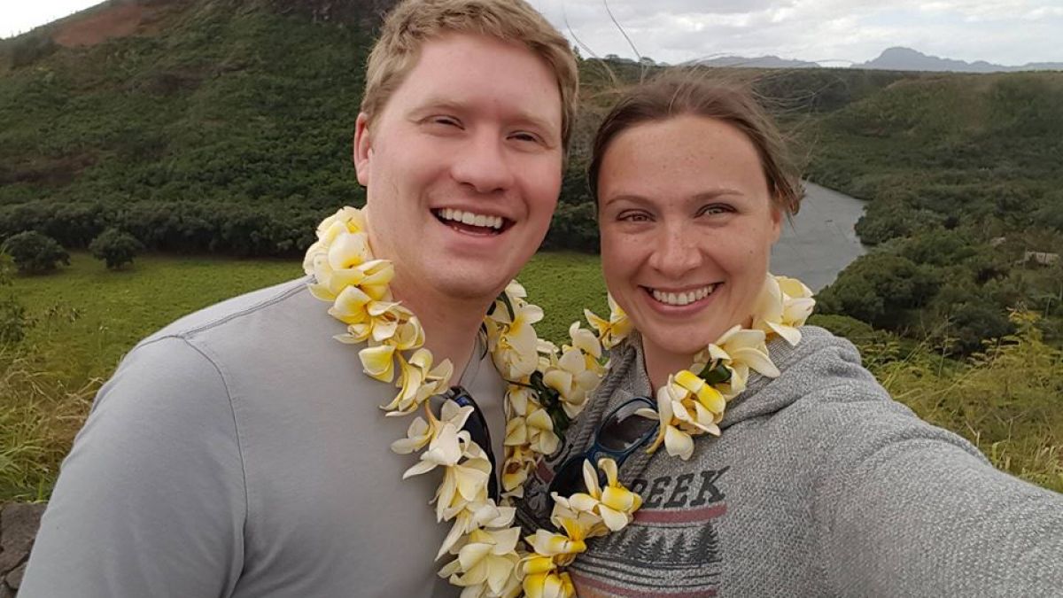 Sind mittlerweile verheiratet: Janina Reimann (rechts) und ihr Mann Coleman. Die Trauung fand auf Hawaii statt. (Foto)