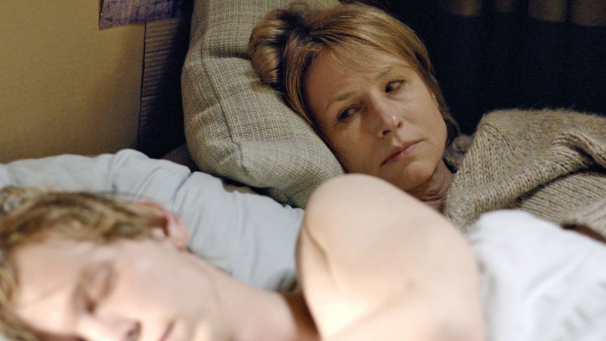 Ben (Simon Jensen) entgleitet allmählich Mutter Caro (Corinna Harfouch). (Foto)