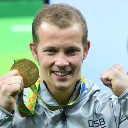 Der deutsche Turner Fabian Hambüchen hat 2016 in Rio de Janeiro die olympische Goldmedaille am Reck gewonnen.