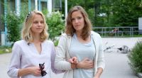 Lena Lorenz (Patricia Aulitzky, r.) trifft die hochschwangere Annette Bering (Sinja Dieks, l.).