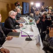 Günter Lubitz (l), Vater des Germanwings-Co-Piloten des in den Alpen abgestürzten Flugzeugs, sitzt am 24.03.2017 in Berlin bei einer Pressekonferenz. Günter Lubitz (l), Vater des Germanwings-Co-Piloten des in den Alpen abgestürzten Flugzeugs, sitzt am 24.03.2017 in Berlin bei einer Pressekonferenz.