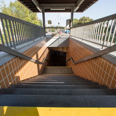 Jugendlicher tritt zwei Männer die Treppe herunter Jugendlicher tritt zwei Männer die Treppe herunter (Foto)
