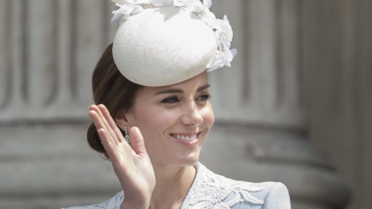 Ist Herzogin Kate zu altmodisch gekleidet? (Foto)