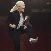 Ina Müller freut sich sichtlich über ihren Echo. Ina Müller freut sich sichtlich über ihren Echo.
