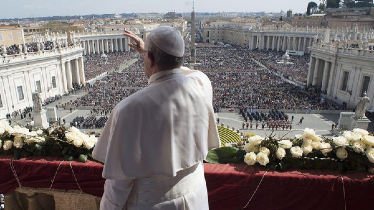 Papst Franziskus spendet den Ostersegen "Urbi et Orbi" am Petersplatz im Vatikan. (Foto)