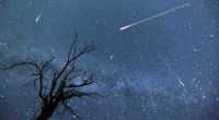 Im April ist der Sternschnuppenstrom der Lyriden zu sehen.