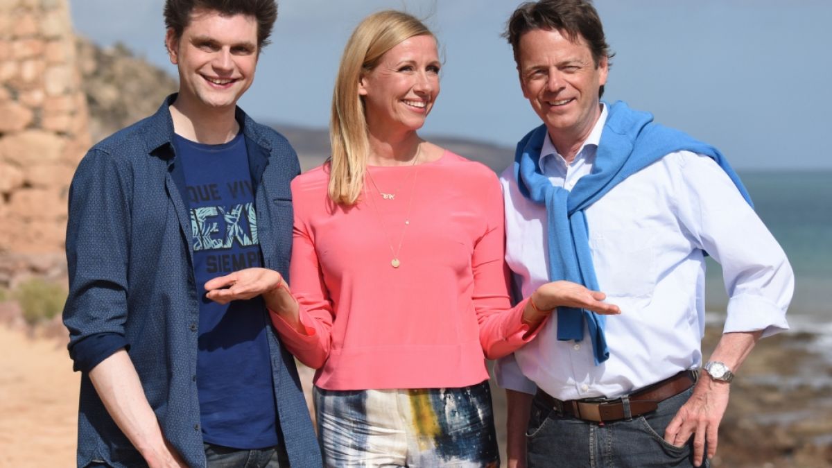 Andrea Kiewel freut sich mit ihren Gästen Lutz van der Horst und Rudi Cerne auf den "ZDF Fernsehgarten on tour" von der Sonneninsel Fuerteventura. (Foto)