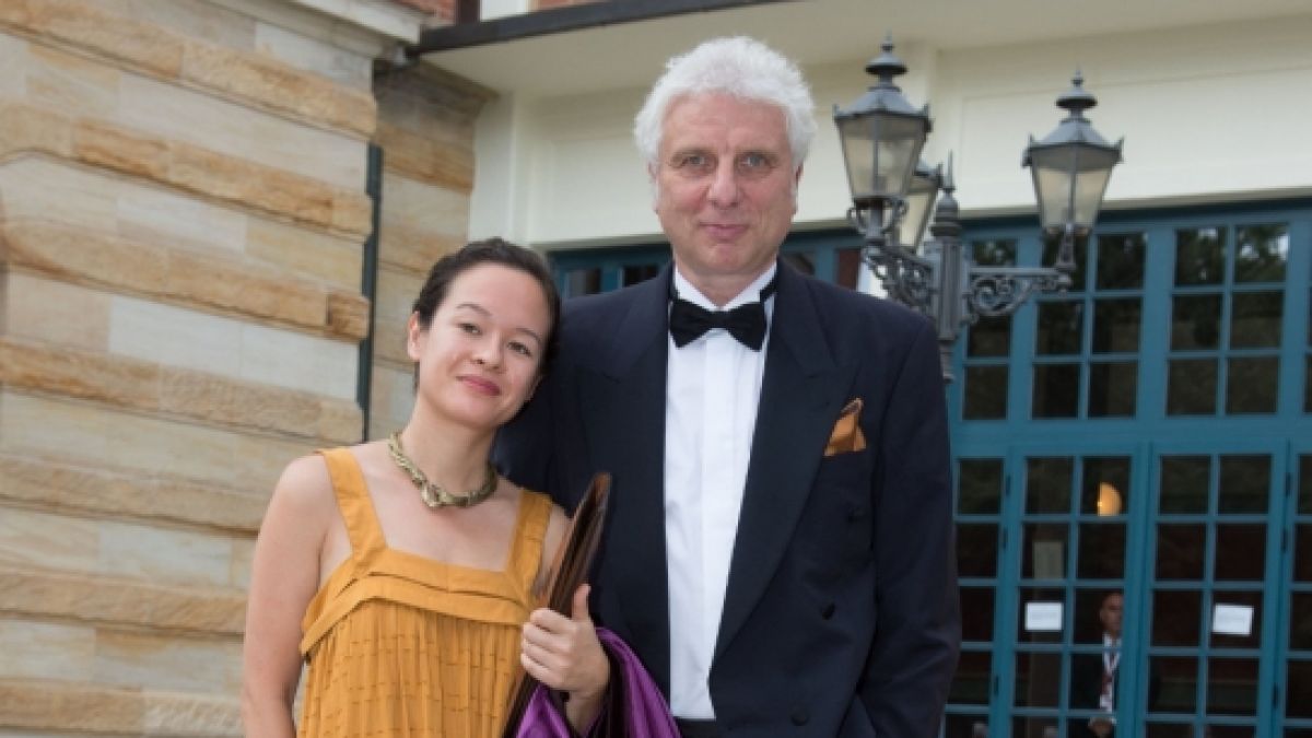 Der Schauspieler Udo Wachtveitl und seine Freundin Lila Schulz posieren am 25.07.2016 in Bayreuth. (Foto)