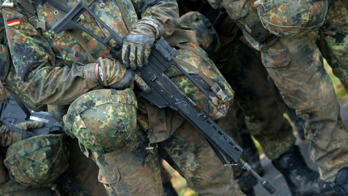 Ein Bundeswehrsoldat soll einen fremdenfeindlichen Anschlag geplant haben (Symbolbild). (Foto)