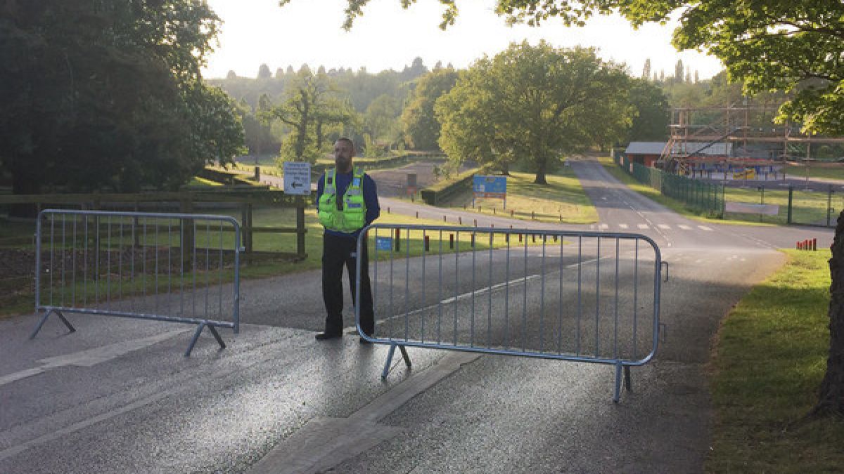 Nach dem tödlichen Unfall eines elfjährigen Mädchens im britischen Freizeitpark Drayton Manor sichert die Polizei den Unglücksort. (Foto)