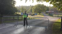 Nach dem tödlichen Unfall eines elfjährigen Mädchens im britischen Freizeitpark Drayton Manor sichert die Polizei den Unglücksort.