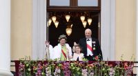 König Harald und Königin Sonja von Norwegen anlässlich des 80. Geburtstags des Königs auf dem Balkon des Königspalastes in Oslo.