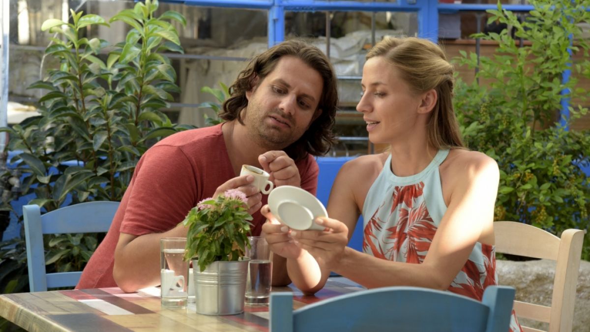 Elyas (Adam Bousdoukos) verliebt sich in "Ein Sommer auf Zypern" in Tina (Annika Blendl). (Foto)
