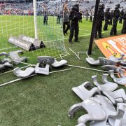 Sitzschalen flogen aus dem Block der Münchner Löwen auf den Torhüter Philipp Pentke. Sitzschalen flogen aus dem Block der Münchner Löwen auf den Torhüter Philipp Pentke.