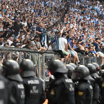 Böller und Prügeleien! Eskaliert eine neue Fan-Gewalt in den Stadien? Böller und Prügeleien! Eskaliert eine neue Fan-Gewalt in den Stadien? (Foto)
