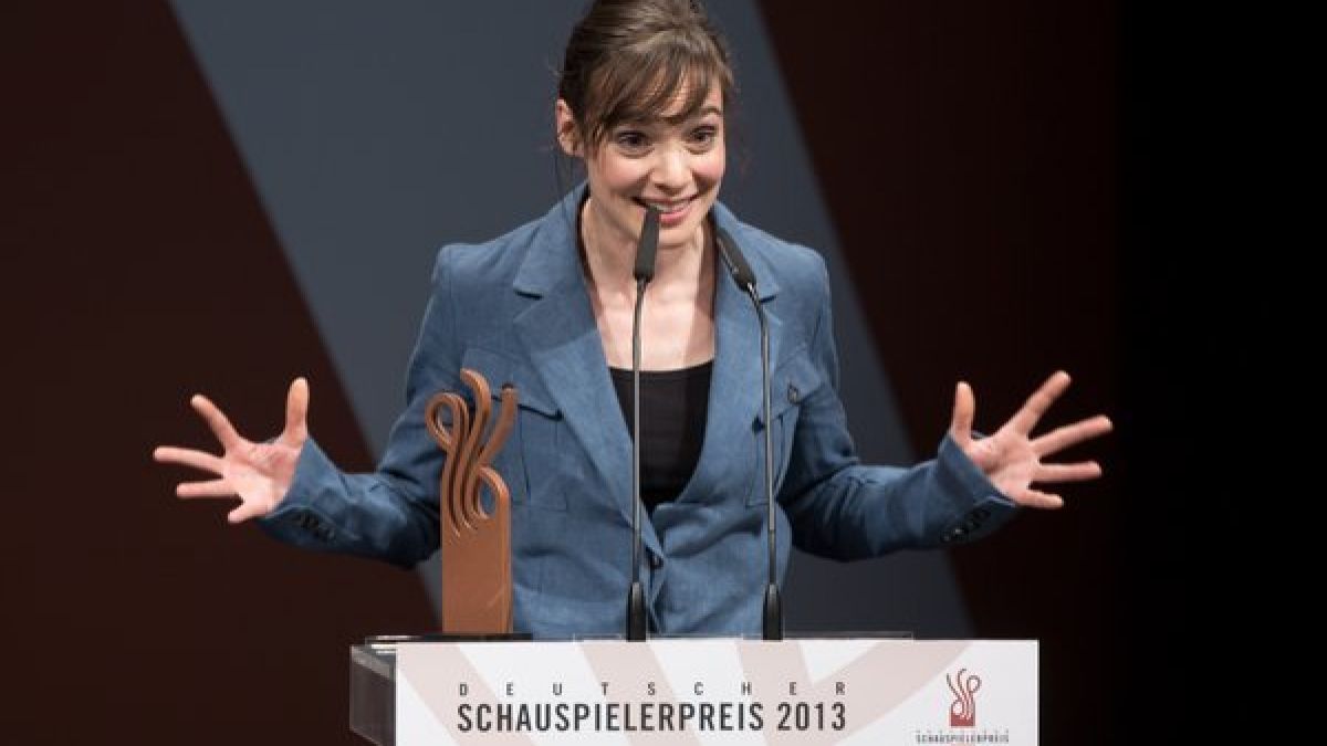 Maja Schöne wird als Beste Schauspielerin bei der Verleihung des Deutschen Schauspielerpreises 2013 ausgezeichnet. (Foto)
