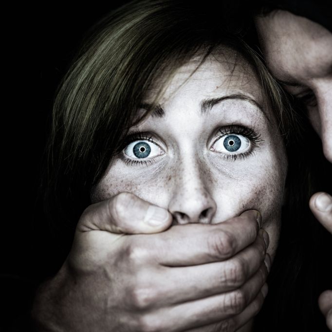 Eltern erlauben Sex-Monster Vergewaltigung ihrer Töchter