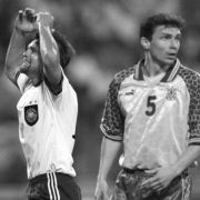 Der Nationalstürmer Ulf Kirsten (l.) schlägt nach einer verpassten Torchance in einem WM-Qualifikationsspiel 1997 die Hände über dem Kopf zusammen. Rechts sein Gegenspieler Wlasislaw Waschtschuk.