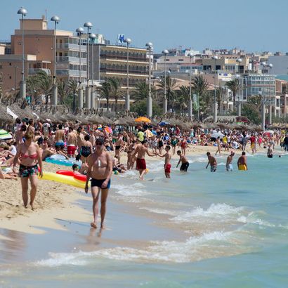 Der mit Urlauber gut besuchte Strand in Arenal auf der Balearen-Insel Mallorca. Der mit Urlauber gut besuchte Strand in Arenal auf der Balearen-Insel Mallorca.