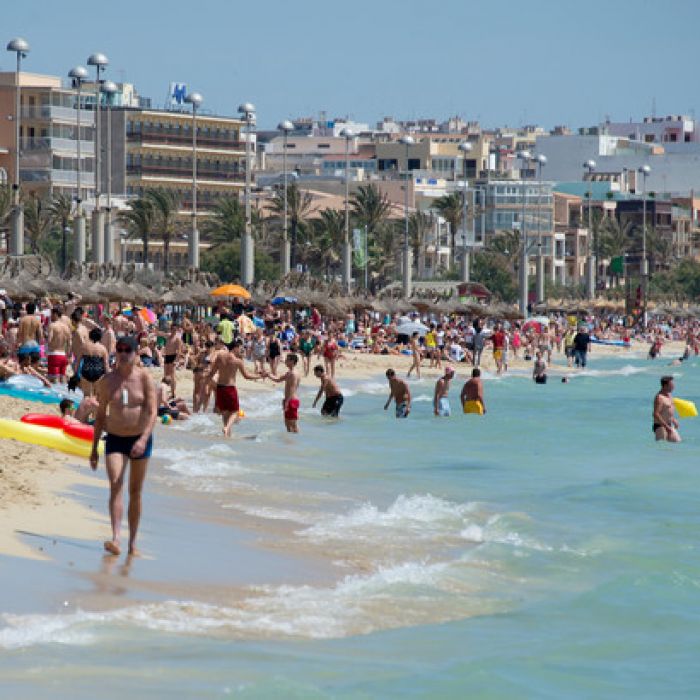Der mit Urlauber gut besuchte Strand in Arenal auf der Balearen-Insel Mallorca.