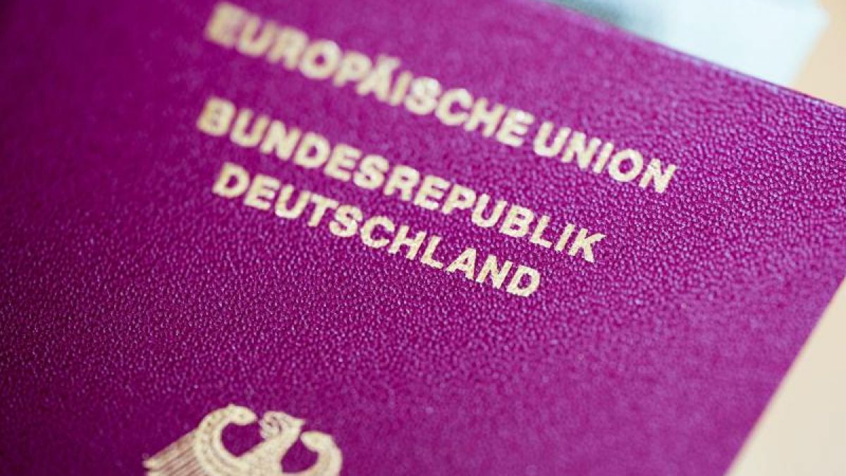 Personendaten, Passnummer und Lichtbild müssen bei einem Reisepass immer erkennbar sein. Ist der Pass ramponiert, kann im Einzelfall die Einreise verweigert werden. (Foto)