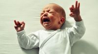 Ein junger Vater aus der Schweiz soll sein Baby aus Wut schwer im Genitalbereich verletzt haben (Symbolbild).