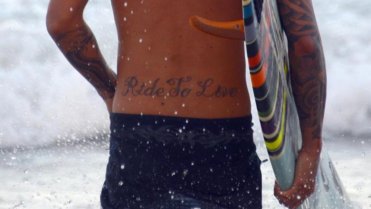 Ist das Tattoo noch neu, sollte man es mit einer Sonnencreme mit hohem Lichtschutzfaktor vor UV-Strahlung schützen. (Foto)