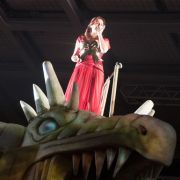 Andrea Berg mit ihrem Bühnenmaskottchen: Teile ihres Drachen sollen nun an ihre Fans verschenkt werden.