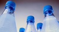 Wasser aus Kunststoffflaschen schmeckt häufig untypisch fruchtig. Grund sind Stoffe in der Verpackung, die ins Wasser übergehen.