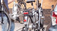 Haben Fahrradträger für E-Bikes einen besonders festen Sitz auf der Anhängerkupplung, schlägt es sich meist in ihrem Preis nieder, so ein Testergebnis.