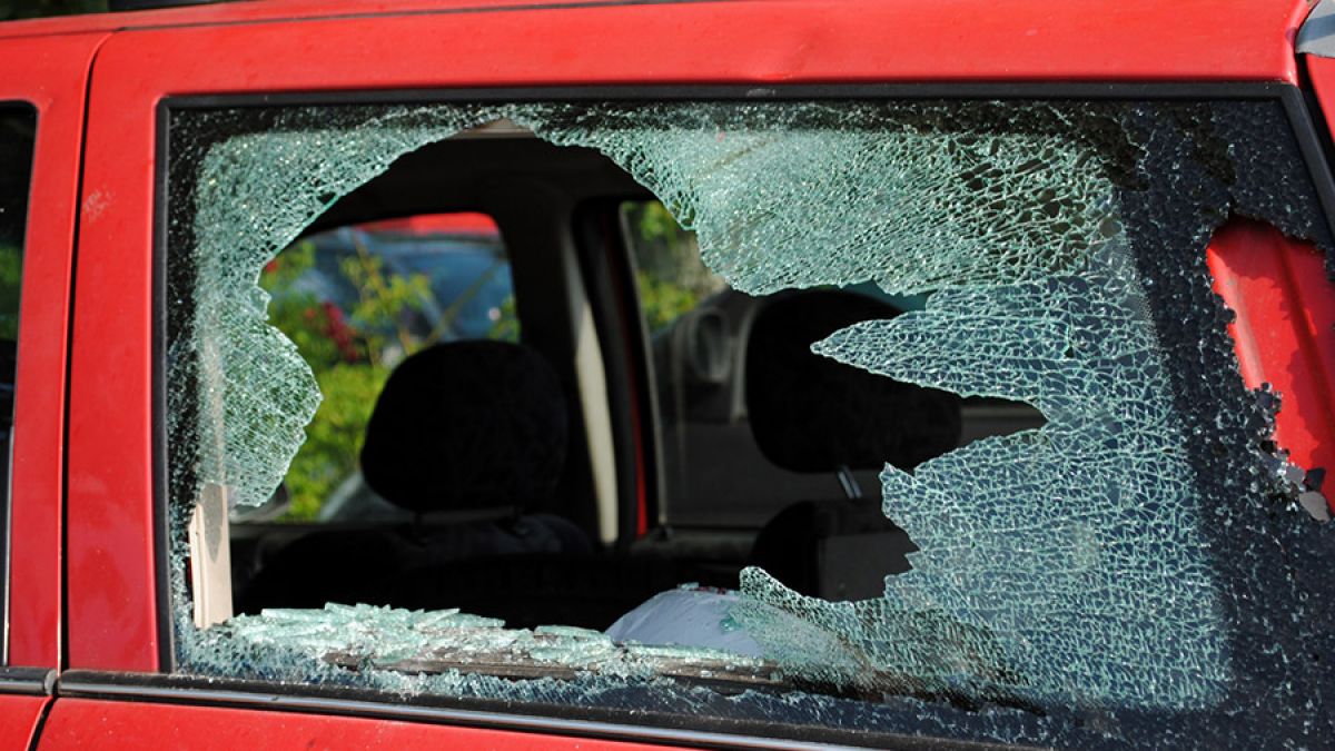 Darf man eine Autoscheibe einschlagen, wenn Kinder bei Hitze im Auto gefangen sind? (Foto)